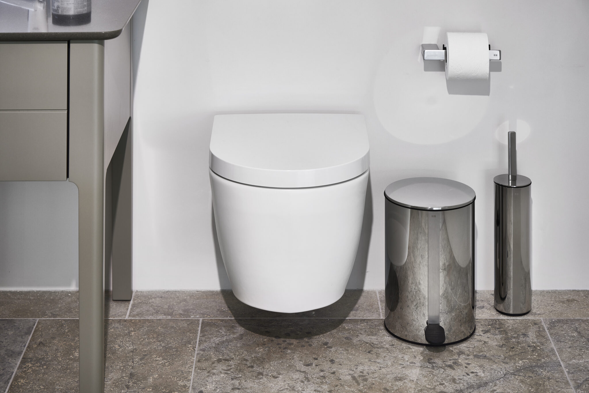 Unidrain reframe collection grey pedal bin toilet brush toilet paper holder hand polished front H scaled