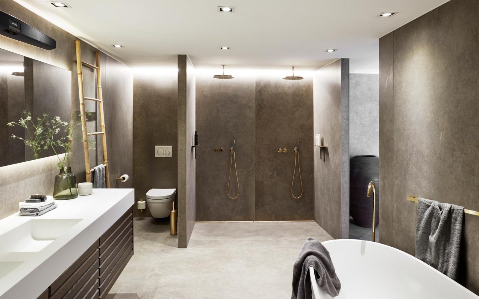 reframe_2-soap-shelf_toilet-brush-floor_toilet-paper_HighLine-colour-bespoke_Towel-bar_brass_web